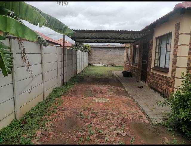 3 BEDROOM HOUSE FOR SALE IN SERALENG